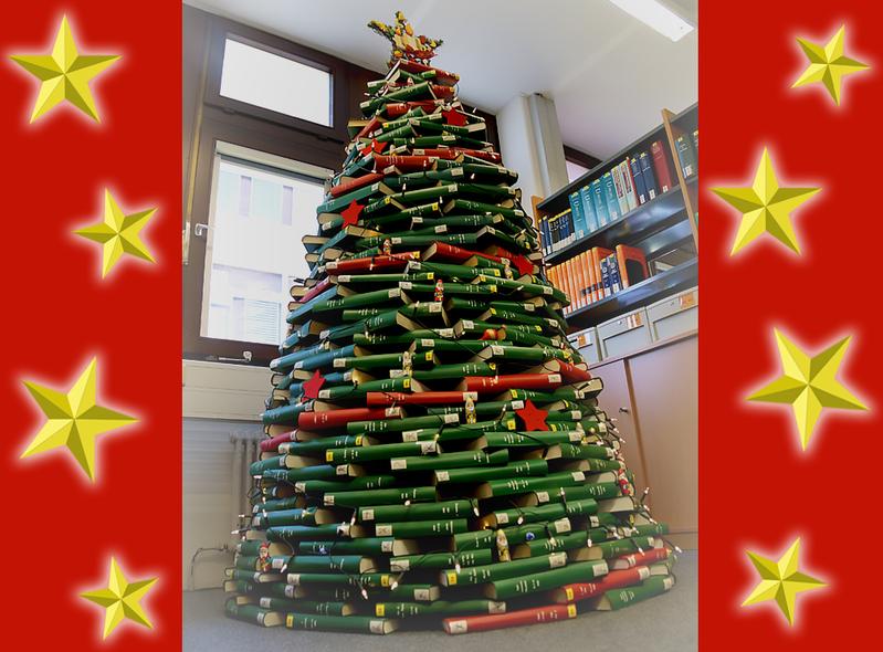 Der Bücher-Weihnachtsbaum in der Zentralbibliothek der Universität Hohenheim
