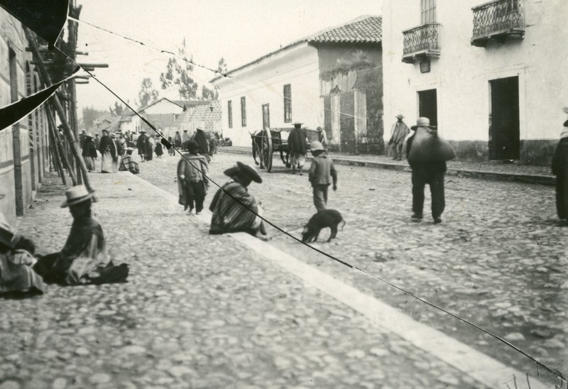 Straßenszene in Riobamba (Provinz Chimborazo, Ecuador), aufgenommen 1903 von dem Leipziger Verleger und Forschungsreisenden Hans Meyer