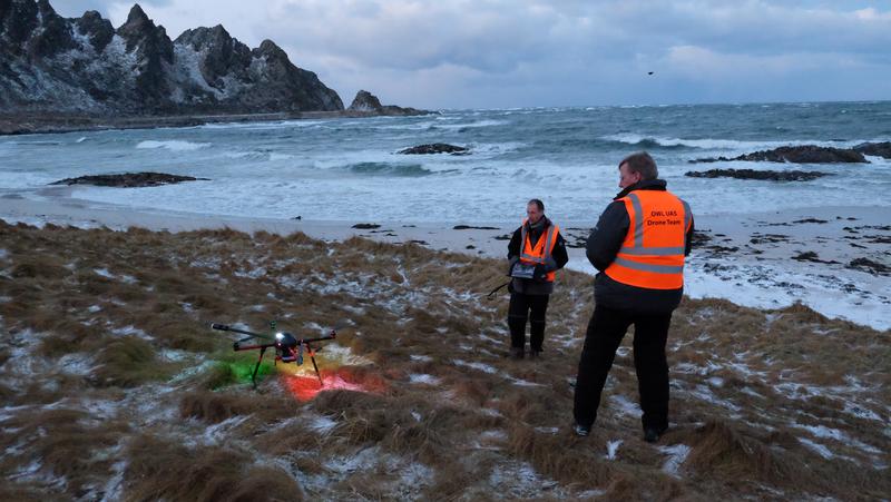 Prof. Burkhard Wrenger (l.) und Carsten Langohr von der Hochschule OWL führten auf der norwegischen Insel Andoya Flugtests mit ihrer in Höxter entwickelten  Technik durch. 