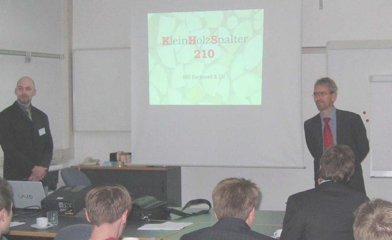 Christian Beckereit (li) mit Prof. Dr. Paul Wyndorps (re) vor der Präsentation seines Projektes "Kleinholzspalter"