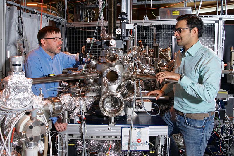 An der Strahllinie SIM der Synchrotron Lichtquelle Schweiz SLS des PSI fanden entscheidende Experimente statt. Im Bild: Armin Kleibert und rechts Karim Waiz, Erstautor der Nature-Studie.