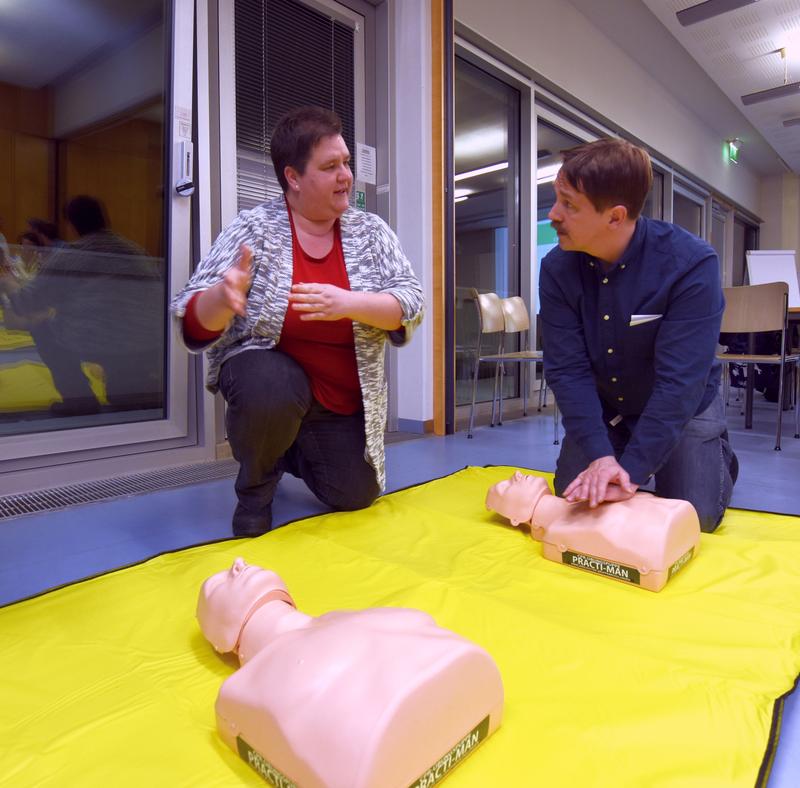 Instruktorin Sigrid Brenner vom Dresdner Uniklinikum gibt Thilo Klemz von der Oberschule Ebersbach (Landkreis Meißen) Tipps, wie er mit Schülern die Herzdruckmassage am Übungsphantom trainieren kann.