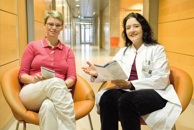 Prof. Pauline Wimberger (rechts) und Dr. Katharina Nitzsche sind glücklich über das riesige Interesse der Eltern an der Freder1k-Studie.