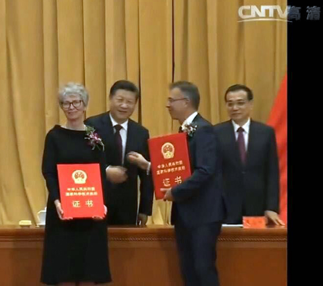 Chinas Staatspräsident Xi Jinping (2. v.l.) überreichte die Urkunde persönlich an Prof. Dr. Katharina Kohse-Höinghaus. Foto: Chinesisches Staatsfernsehen