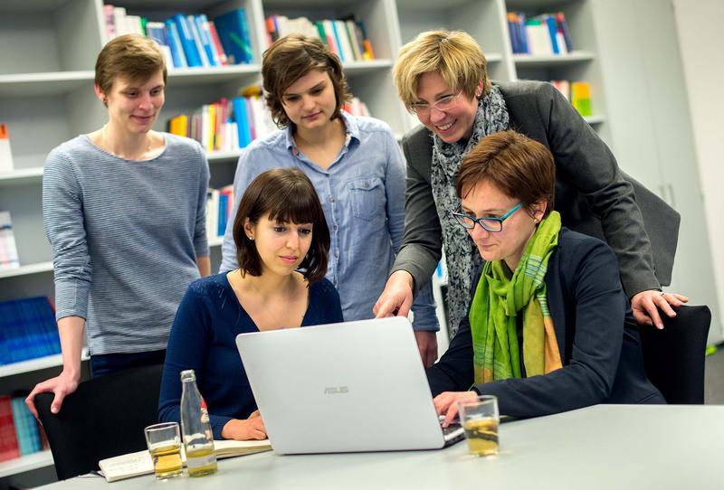 Das Team von HC2: Anja Dittrich, B.A.; Magdalena Rosset, B.A.; Prof. Dr. Eva Baumann; vorne: Elena Link, M.A.; Dr. Doreen Reifegerste