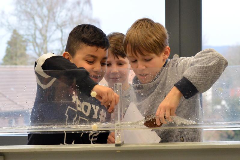 Wasserexperimente: Besonders der Strömungskanal begeisterte die Kinder im Labor für Wasserbau.