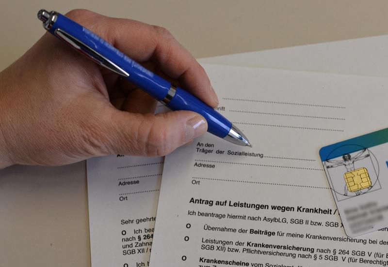 Elektronische Gesundheitskarte statt eines Antrags beim Sozialamt: Wie die Chip-Karten der Integration von Geflüchteten helfen, analysiert ein neues Projekt der Universität Bielefeld.