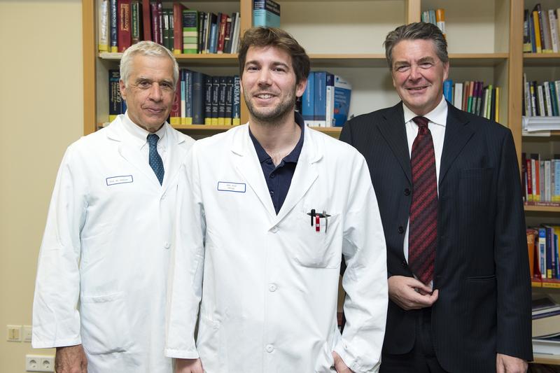 Der Nürnberger Krebsforscher und Preisträger Dr. Timm Höres (Mitte) mit Dr. Stefan Oppenheimer (rechts) und Prof.  Dr. Wilhelm Martin