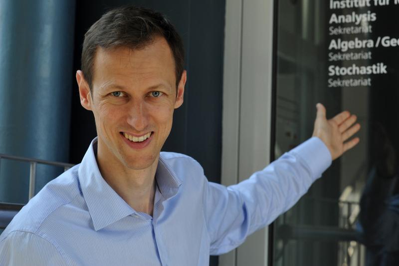 Prof. Dr. Stefan Ankirchner spricht beim Schülertag für Mathematik und Informatik an der Universität Jena über „Mathematik der Torsch(l)usspanik“.