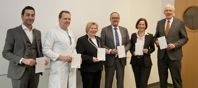 Genial einfach: Dr. Omid Madadi-Sanjani, Prof. Dr. Claus Petersen, Cornelia Rundt, Dr. Andreas Tecklenburg, Inken Holldorf, Gisbert Voigt mit der Farbkarte.