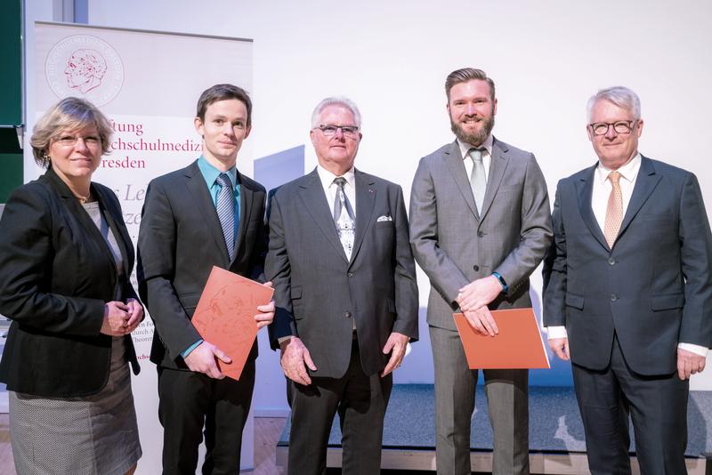 Die Stipendiaten Maximilian Kießler (2.v.l.) und Alexander Rothe (2.v.r.) mit Jürgen Preiss-Daimler (Mitte), Forschungsdekanin Prof. Angela Rösen-Wolff (l.) und Dekan Prof. Heinz Reichmann (r.).
