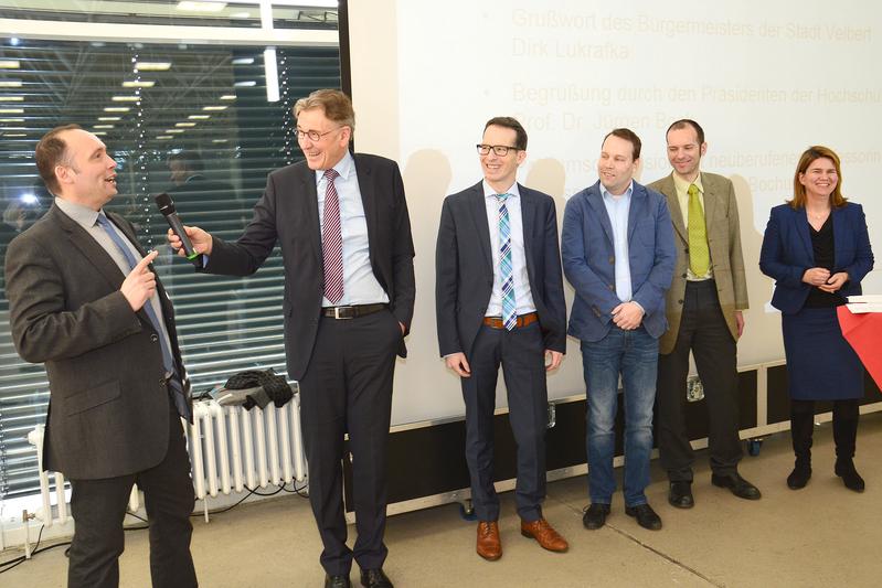 Herzlich willkommen: Prof. Peter Kraemer (li.) wird von Hochschulpräsident Prof. Jürgen Bock interviewt. Rechts daneben die Prof. Günter Lützig, Henrik Blunck, Burkhard Bock u. Prof. Astrid Gieselmann