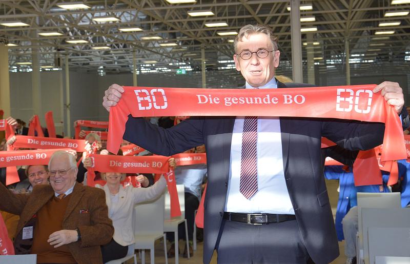 Hoch die Arme: Hochschulpräsident Prof. Jürgen Bock ging mit gutem Beispiel voran und zeigte unter dem Motto "Die gesunde BO" den richtigen Gebrauch eines Therabandes.