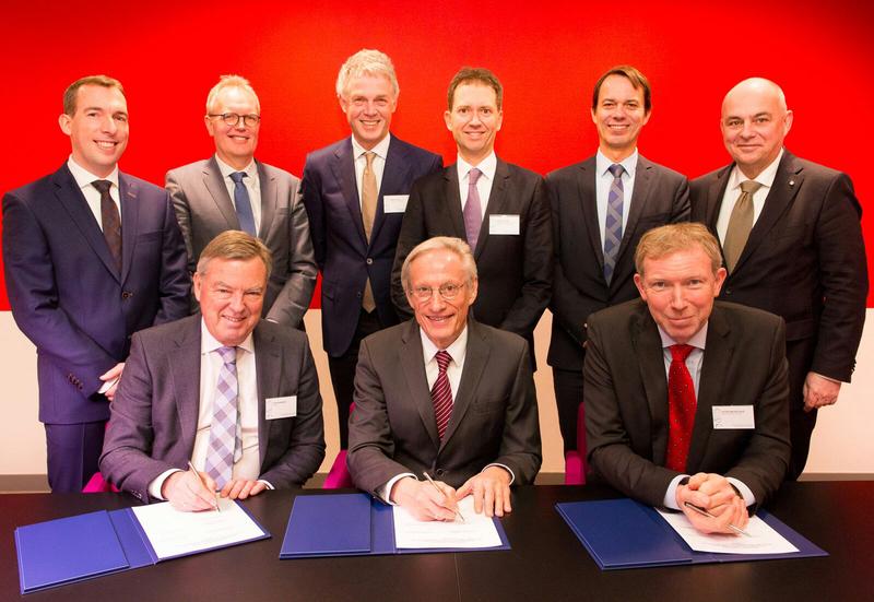 Top: Maurice Herben, Geert Dewulf, Thom Palstra, Eddy van Hijum, Thomas Bergs, Fred van Houten; Bottom: Wim Boomkamp, Fritz Klocke, Victor van der Chijs