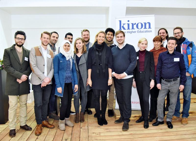 Schirmherr Vivian Spohr (help alliance) und Vincent Zimmer (Kiron Open Higher Education) (Bildmitte) mit Studierenden zur Einweihung des neuen Study Center der Kiron University