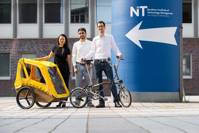 Das NIT-Start-up NÜWIEL mit intelligentem Fahrradanhänger (v.l.): Natalia Tomiyama, Sandro Rabbiosi und Fahad Khan