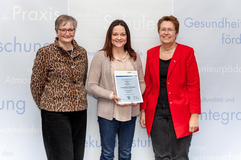 Prorektorin Prof. Dr. Claudia Vorst, Dr. Eva-Maria Dichtl und Rektorin Prof. Dr. Astrid Beckmann (v.l.) 