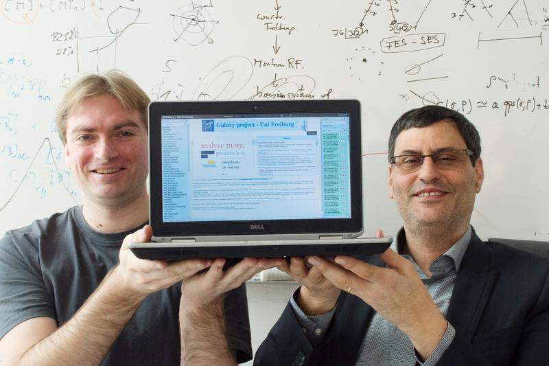 Björn Grüning, Leiter des Freiburg Galaxy Teams (links), und Rolf Backofen, Professor für Bioinformatik. 