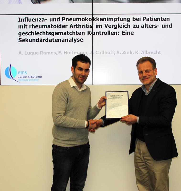 Andres Luque Ramos vom Department für Versorgungsforschung der Carl von Ossietzky Universität in Oldenburg (links) erhält die Urkunde von Zi-Geschäftsführer Dr. Dominik von Stillfried am 25.1.2017