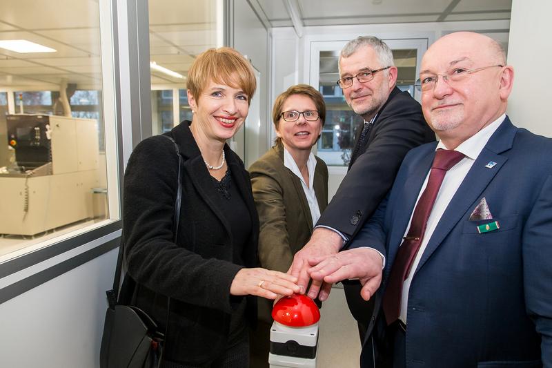 Eröffnung des Nano Labs am IHP am 26.01.2017: Dr. Martina Münch (links) zusammen mit der Aufsichtsratvorsitzend en Dr. Claudia Herok, Prof. Dr. Bernd Tillack und Prof. Dr. László Ungvári