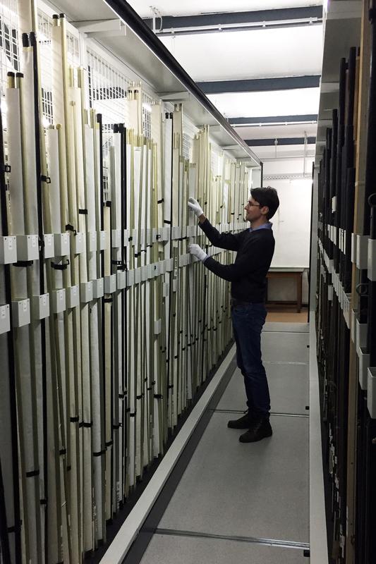 Im Rahmen des Forschungsprojekts CANVAS zur Digitalisierung von Schulwandkarten sichtet Norman Henniges von der Uni Jena den Bestand in der Kartensammlung der Deutschen Nationalbibliothek in Leipzig.