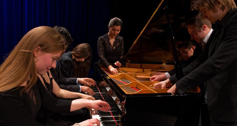 Die derzeitigen Exzellenzpianistinnen und –pianisten des Leopold-Mozart-Zentrums kommen aus Armenien, China, Deutschland, Georgien, Russland, Südkorea, Tibet und Usbekistan.