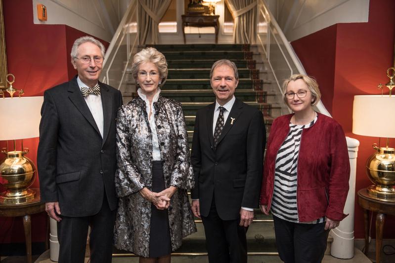 von links: Senator e.h. Dr. h.c. Hans-Werner Hector, Josephine Hector, Prof. Dr. Ralf Bartenschlager, Theresia Bauer (Ministerin für Wissenschaft, Forschung und Kunst Baden-Württemberg).