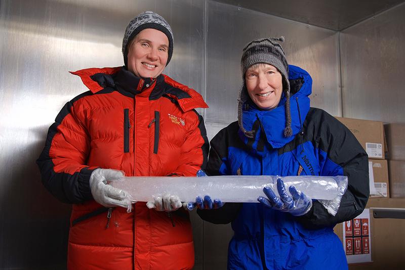 Die PSI-Forschenden Anja Eichler (links) und Margit Schwikowski im Kühlraum des PSI, in dem der Eisbohrkern vom Illimani-Gletscher aufgesägt wurde. 