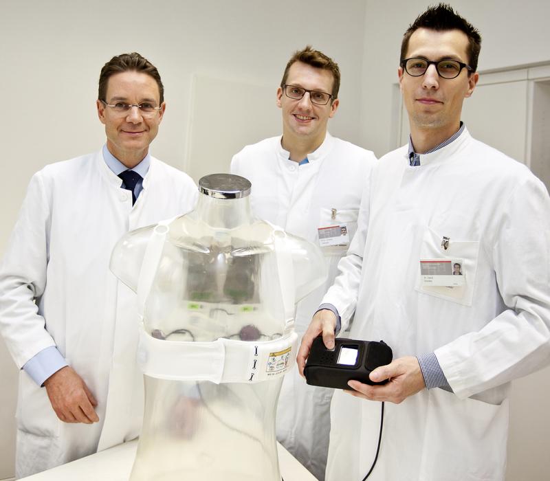 Professor Dr. Johann Bauersachs, Privatdozent Dr. Christian Veltmann und Dr. David Duncker (von links) sowie im Vordergrund eine Defibrillatorweste.