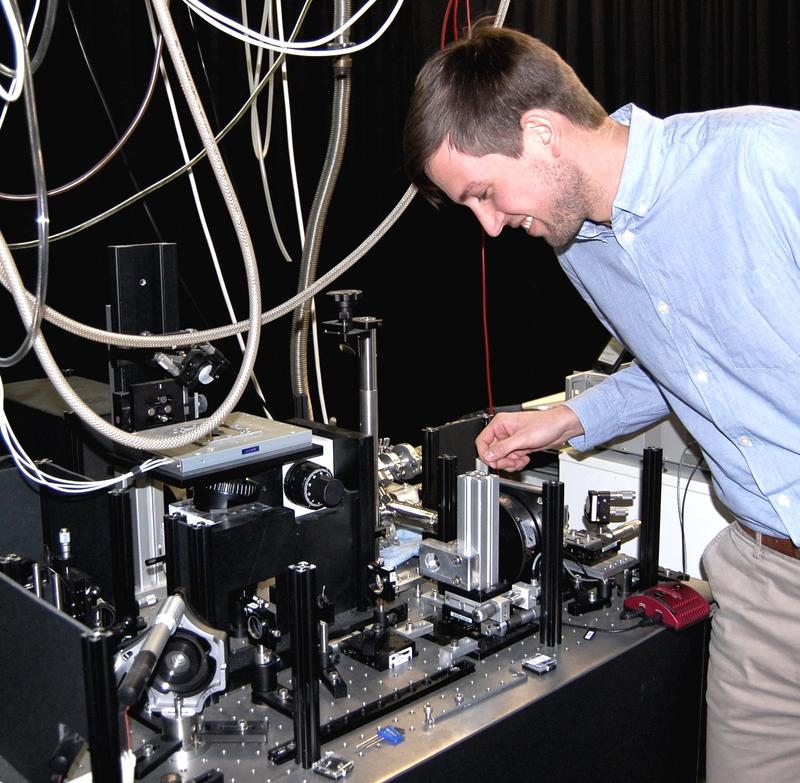 Physik-Doktorand Johannes Maier M.Sc. hat zu den neuen Forschungsergebnissen wesentlich beigetragen. Er ist Mitglied der Bayreuther Graduiertenschule für Mathematik und Naturwissenschaften (BayNAT).