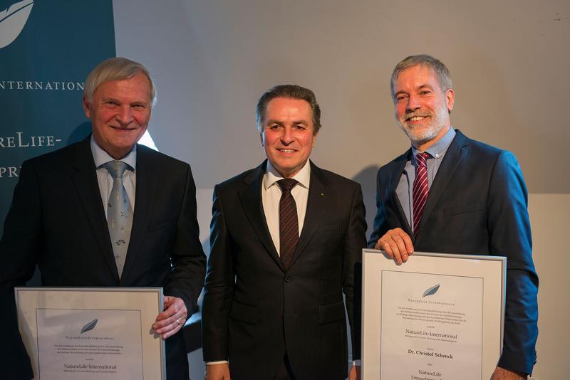 Prof. Dr. Ernst Messerschmid (l.), Claus-Peter Hutter, Präsident NatureLife-International und Dr. Christof Schenck (r.) während der Preisverleihung im Frankfurter Presseclub.