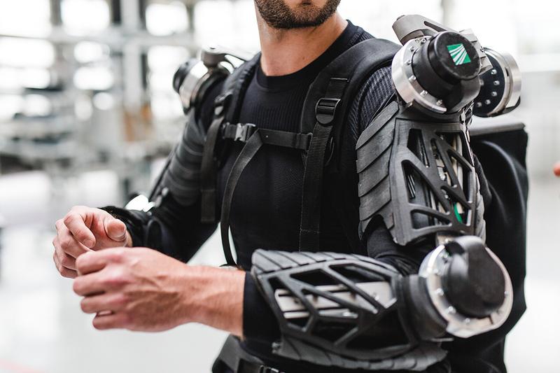 Exo-Jacket:Das Exoskelett folgt der Bewegung der Arme und bietet Kraftunterstützung; die zusätzliche Last wird in die Hüfte oder in den Boden eingeleitet.