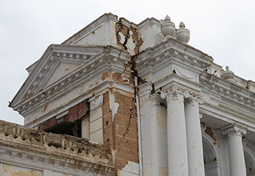 Zerstörtes Gebäude im nepalesischen Kathmandu als Folge des schweren Erdbebens im April 2015