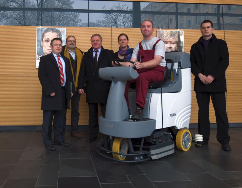 Dr. Hurlebaus, Leiter des Bereichs Personal; W. Winzer, Kaufmännischer Vorstand; J. Scholz, KSV Sachsen; B. Gacek, support Sachsen; K. Kulig, Mitarbeiter und M. Kionka, Prokurist UKD Service GmbH.