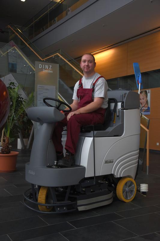 Der gehbehinderte Kay Kulik auf der für ihn umgebauten Reinigungsmaschine.