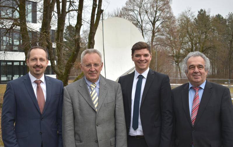 Gemeinsame Forschung zur sicheren Satellitenkommunikation: Prof. Andreas Knopp, Prof. Berthold Lankl und Juniorprofessor Dr. Christian Hofmann sowie Dr. Fritz Merkle von OHB SE 