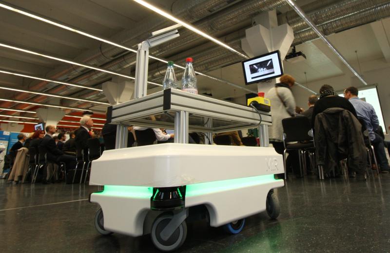 Robbi serviert: Ein Aussteller war mit zwei neuen Robotersystemen von Universal Robots vor Ort, einer davon ein mobiler Roboter, der zu Beginn und zum Abschluss d. Veranstaltung Getränke servierte