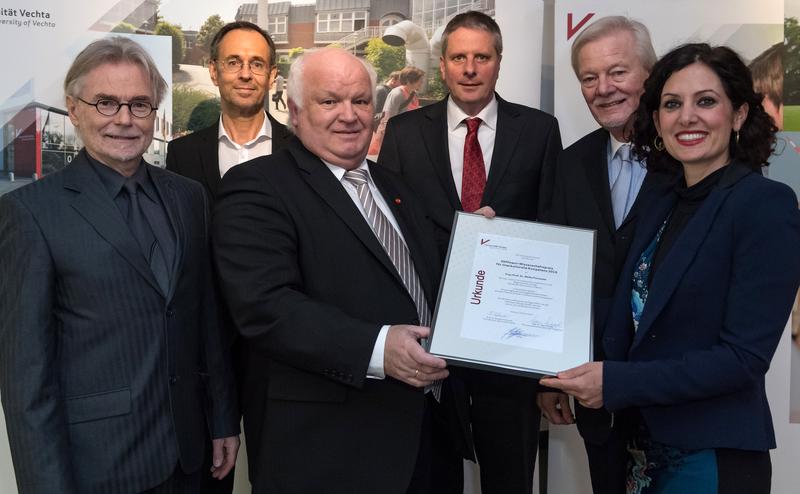 Preisträgerin Prof.in Dr. Naika Foroutan (r.) mit (v.l.): Prof. Dr. Egon Spiegel, Prof. Dr. Andreas Zick, Hans Höffmann, Prof. Dr. Burghart Schmidt und Uwe Bartels.