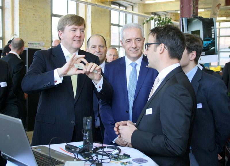King Willem-Alexander of the Netherlands and Saxony's Premier Minister Stanislaw Tillich at SpinLab - The HHL Accelerator. Photo credits: HHL.