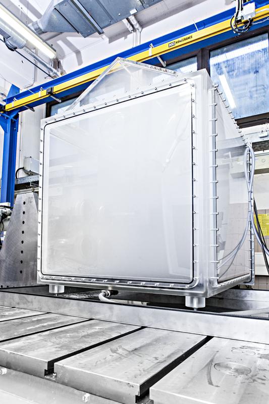 Test facility for multiaxial durability testing combined with salt spray charging