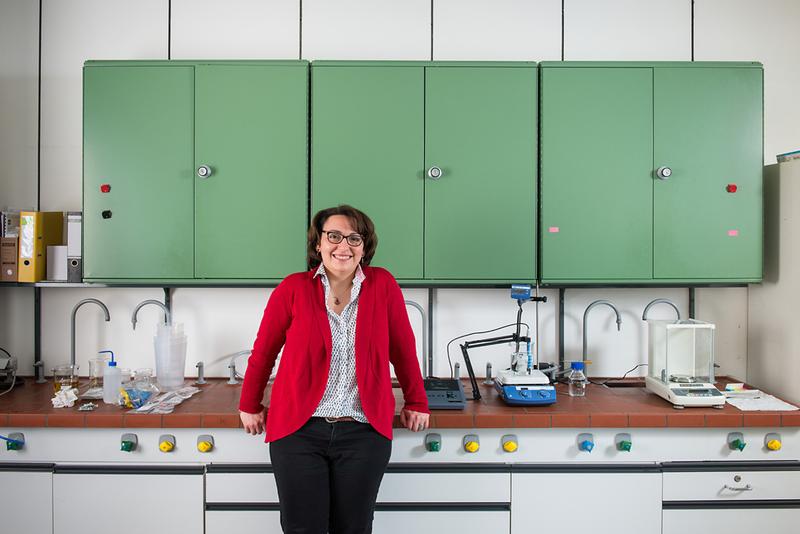 Dr.-Ing. Özlem Özcan baut einen elektrochemischen Laborkosmos in der BAM auf.