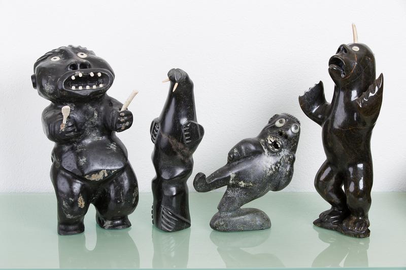 Skulpturen aus Stein und Karibugeweih.