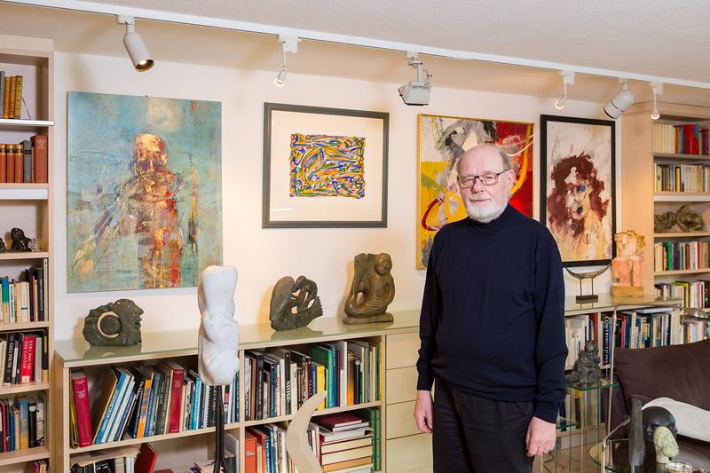 Dr. Norbert Wieczorek mit einem Teil seiner Inuit-Sammlung.