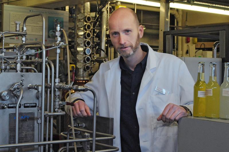 Wie lange und bei welcher Temperatur müssen Getränke behandelt werden, damit sie lange haltbar und optisch ansprechend sind? Prof. Jan Schneider im Labor für Getränketechnologie der Hochschule OWL.