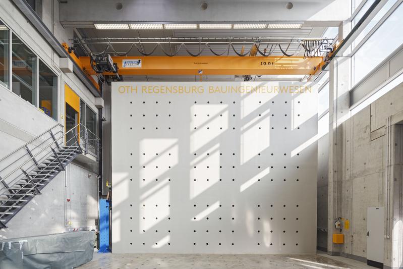 Für das neue Labor „Konstruktiver Ingenieurbau“ der Fakultät Bauingenieurwesen im Haus der Technik an der OTH Regensburg stellt die Stiftung Bayerisches Baugewerbe 96000 Euro zur Verfügung. 