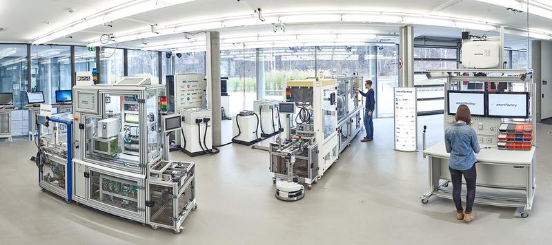 Die Module der Demo-Anlage des SmartFactoryKL-Partnerkreises verteilen sich auf drei Fertigungsinseln, um eine flexible Produktion zu ermöglichen.