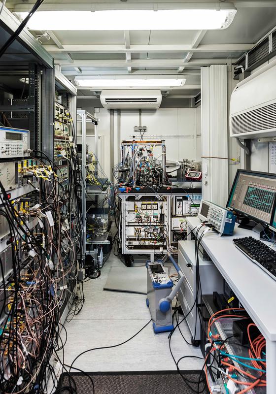 Ein Anhänger, gespickt mit Hightech-Physik: die transportable optische Uhr der PTB