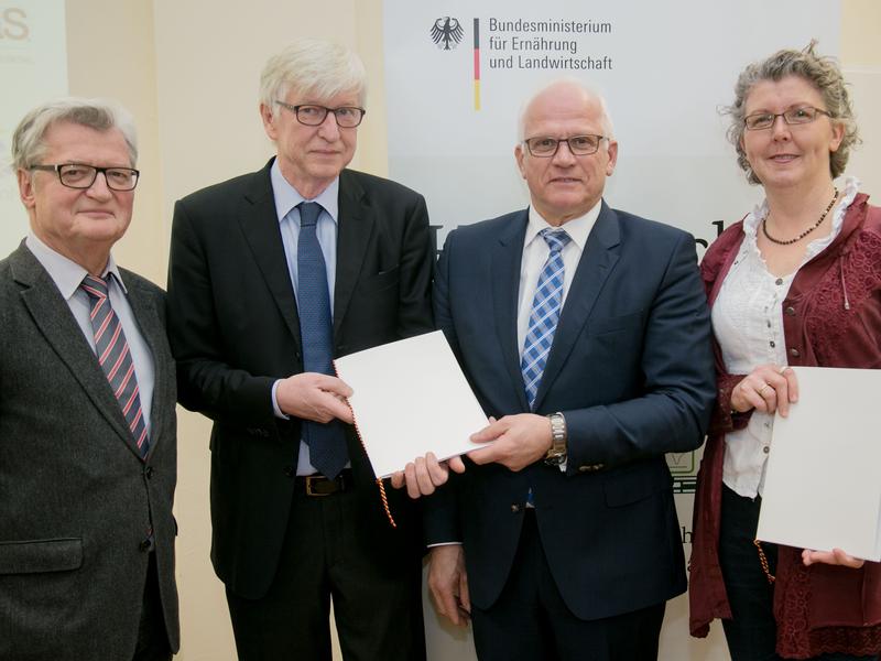 Übergabe der Förderbescheide (von links): Dekan Prof. Dr. Peter Stehle, Prof. Dr. Jens Léon, Parlamentarischer Staatssekretär Peter Bleser und Dr. Ute Müller im Dekanat der Universität Bonn. 