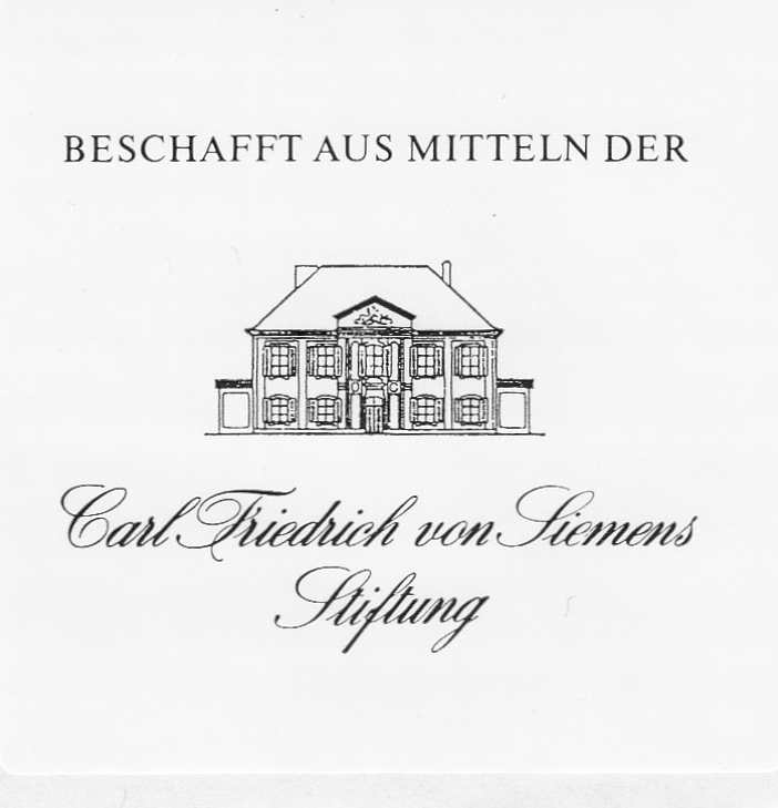 Das Exlibris der Carl Friedrich von Siemens Stiftung wird in die Neuerwerbungen aus Stiftungsmitteln geklebt