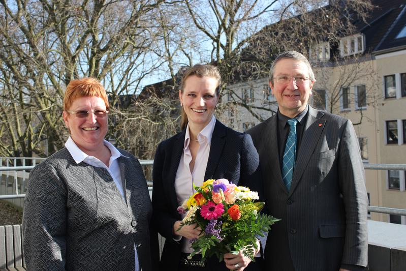 Angela Feuerstein, Vorsitzende der Hochschulwahlversammlung, und Prof. Dr. Wilhelm Schwick, Rektor der FH Dortmund, gratulieren Prof. Dr. Katrin Löhr. 